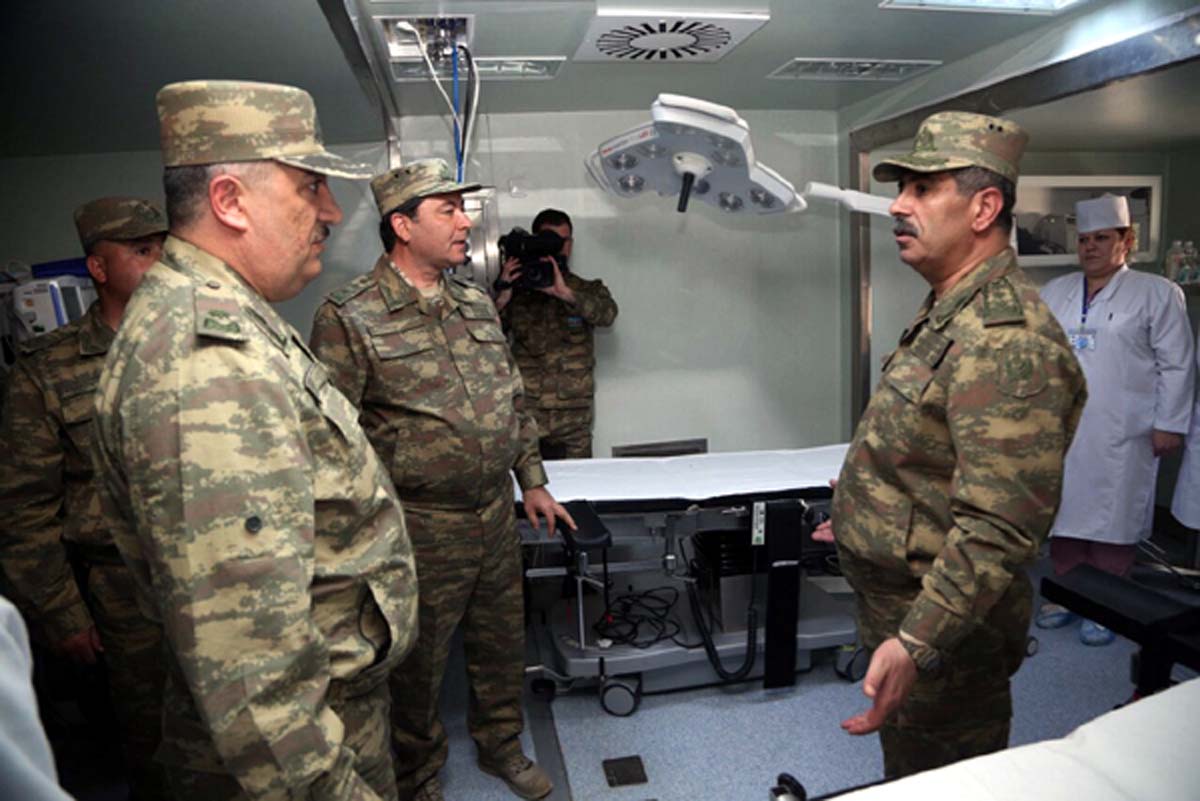 Министр обороны Азербайджана посетил мобильный полевой госпиталь на линии соприкосновения войск