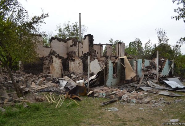 Diplomats view Azerbaijani houses shelled by Armenians