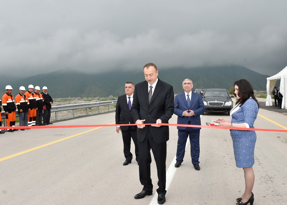 Ильхам Алиев принял участие в открытии участка дороги Баку-Шамахы-Евлах (ФОТО)