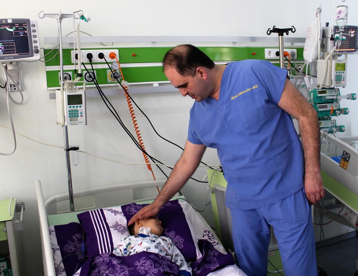 Медуслуги населению оказываются на самом высоком уровне даже в прифронтовой зоне - кардиохирург Рашад Махмудов