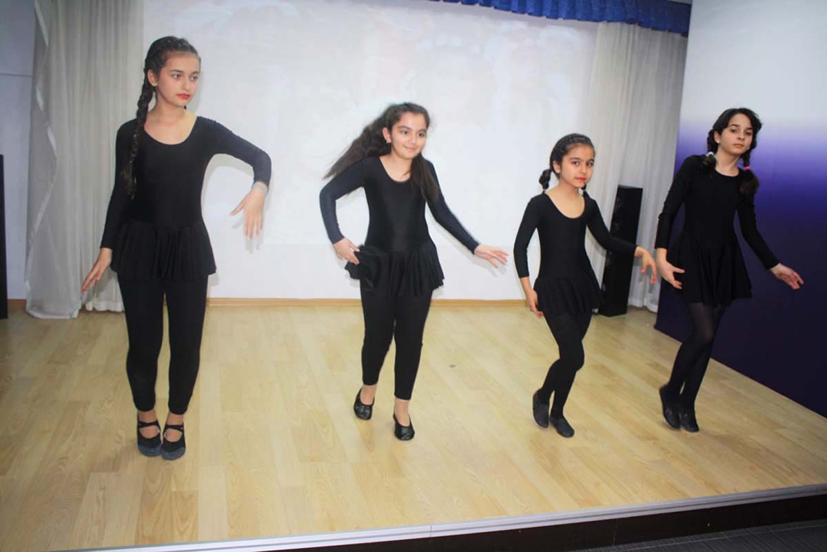 Юные бакинцы отметили Международный день танца (ФОТО)