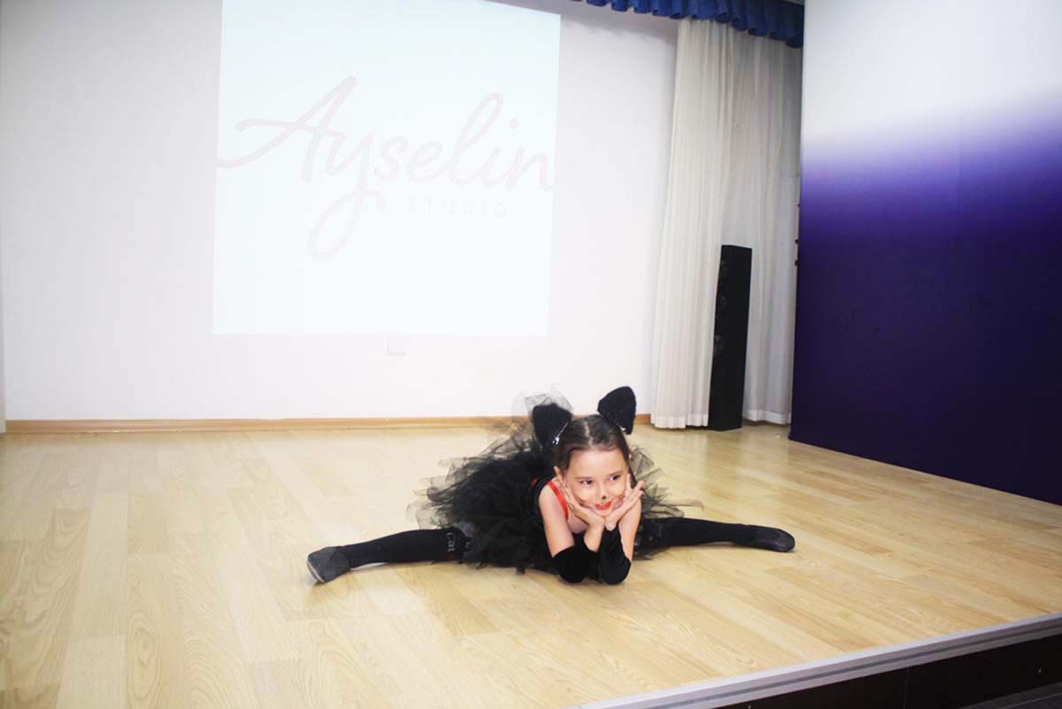 Юные бакинцы отметили Международный день танца (ФОТО)