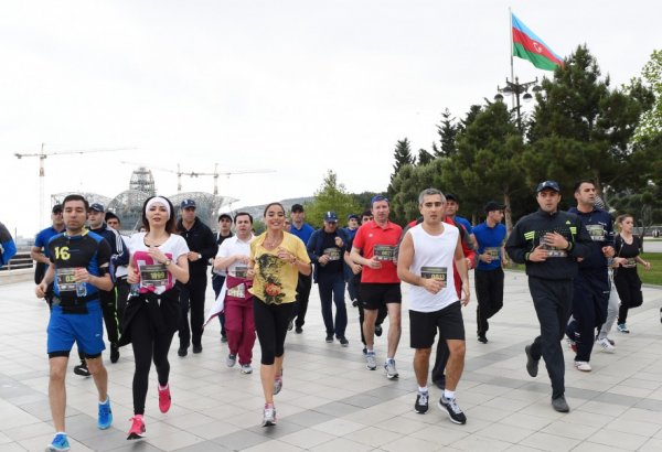 Heydər Əliyev Fondunun vitse-prezidenti Leyla Əliyeva "Bakı Marafonu 2016"da iştirak edir (FOTO)