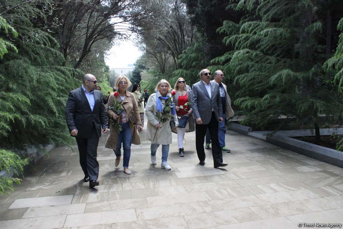 Галина Польских и Валентин Смирнитский посетили Аллею почетного захоронения в Баку (ФОТО)