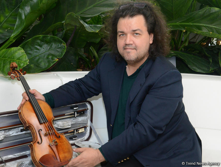Для нас большая честь исполнить произведение "Аразбары" Узеира Гаджибейли - скрипач-виртуоз Йожеф Лендвай