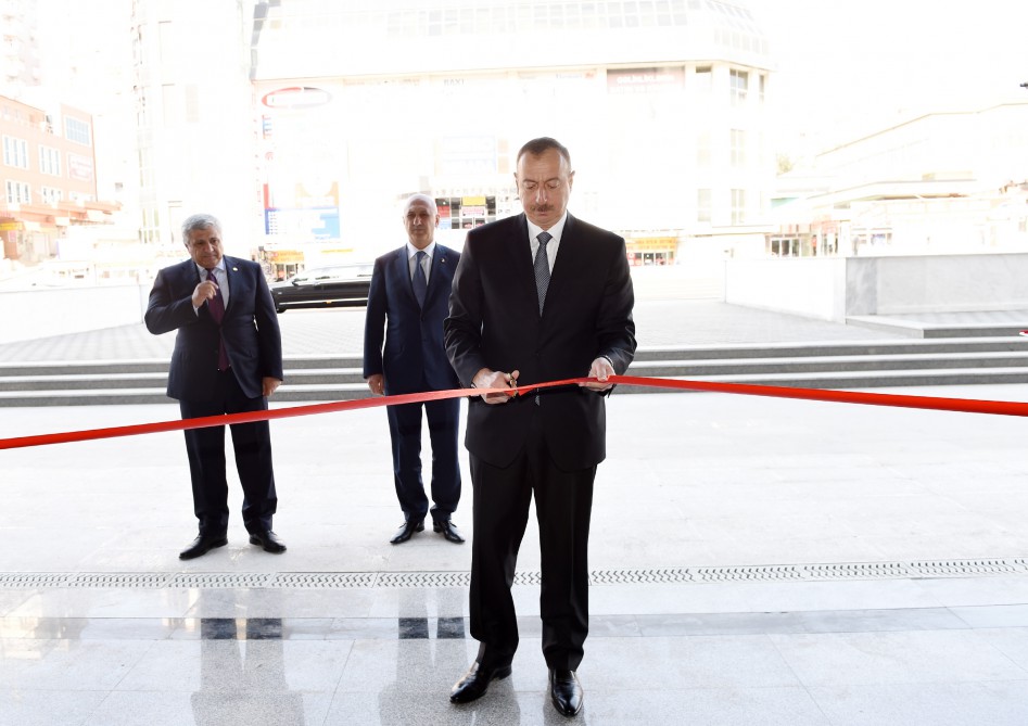 Президент Азербайджана принял участие в открытии многоэтажной автостоянки в Баку (ФОТО)