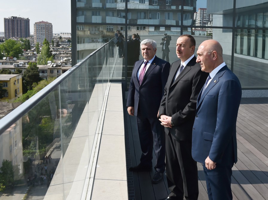 Президент Азербайджана принял участие в открытии многоэтажной автостоянки в Баку (ФОТО)