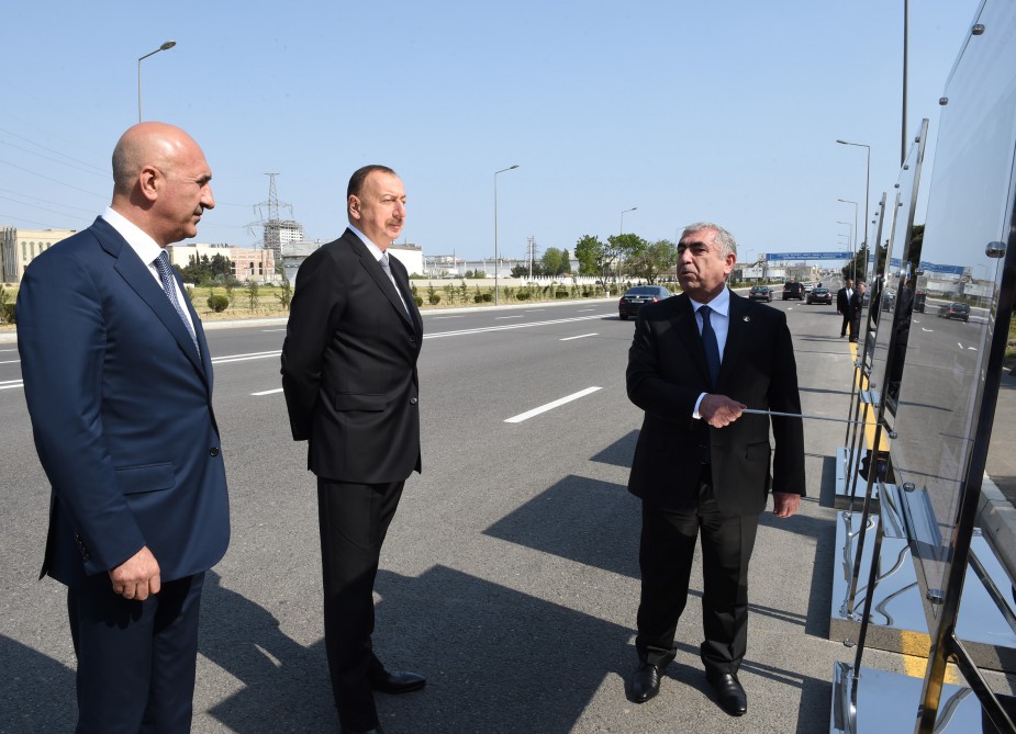Президент Ильхам Алиев ознакомился с работами по реконструкции, проведенными в Низаминском районе Баку (ФОТО)
