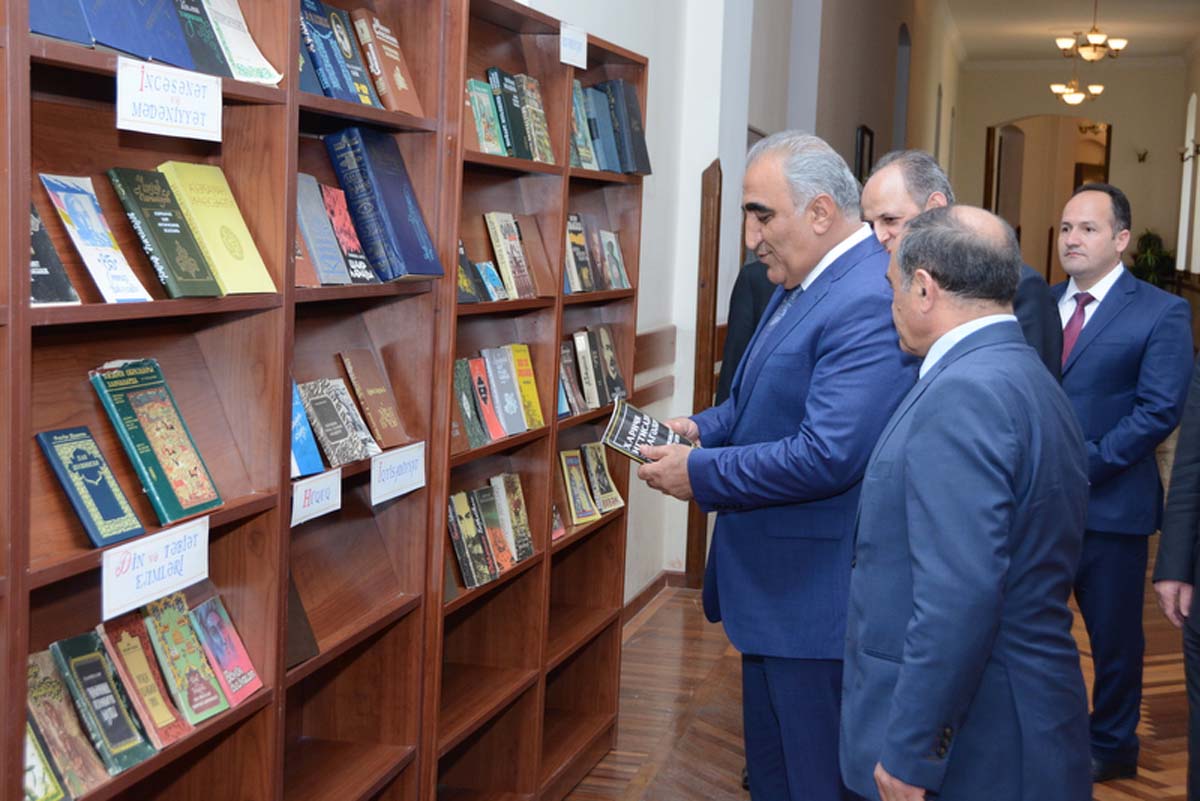 UNEC-də sərgi konfrans: Ulu Öndər Heydər Əliyevin Azərbaycan Milli Kitabxanasına hədiyyə etdiyi şəxsi kitabları (FOTO)