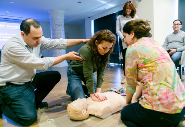 Как спасти жизнь своему ребенку в течение 9 минут -  семинар в Баку (ФОТО)