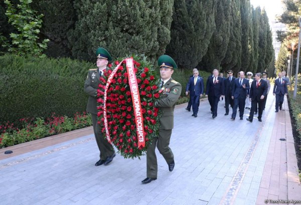 Главы дипмиссий стран СНГ возложили венок к Мемориалу воинской славы в Баку (ФОТО)