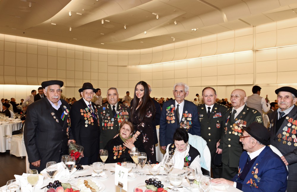 Президент Азербайджана и его супруга приняли участие в  официальном приеме в связи с 93-й годовщиной со дня рождения общенационального лидера Гейдара Алиева и  71-летием  Победы над фашизмом (ФОТО)