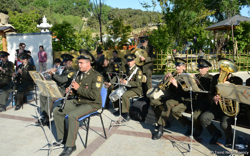 Bakıda Silahlı Qüvvələrin orkestrlərinin nümunəvi çıxışı (FOTO)