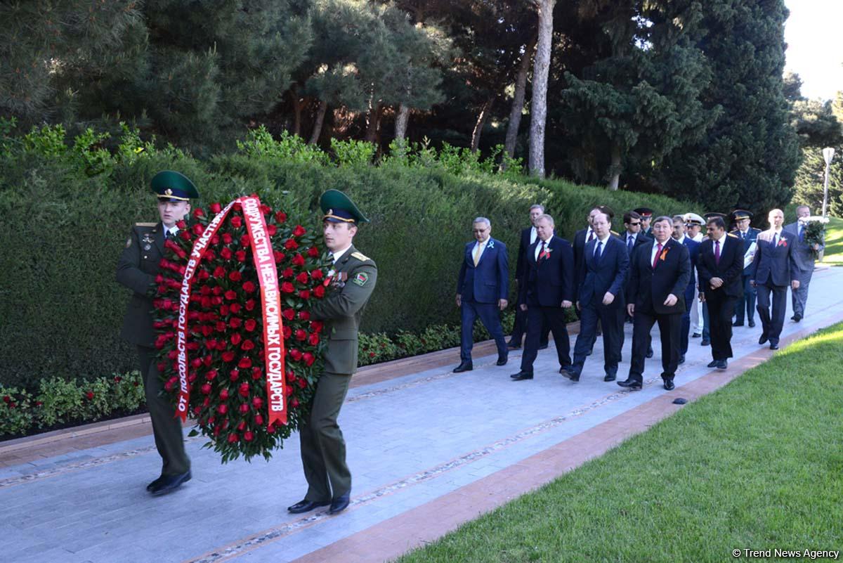 Главы дипмиссий стран СНГ возложили венок к Мемориалу воинской славы в Баку (ФОТО)