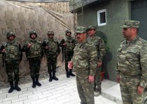 Azerbaycan Savunma Bakanı temas hattındakı birliklerde denetim yaptı (Fotoğraf)