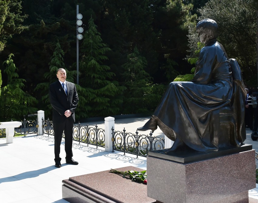 Prezident İlham Əliyev və xanımı ümummilli lider Heydər Əliyevin məzarını ziyarət ediblər  (ƏLAVƏ OLUNUB) (FOTO)