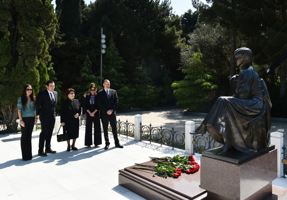 President Aliyev, his spouse visit grave of country’s National Leader Heydar Aliyev