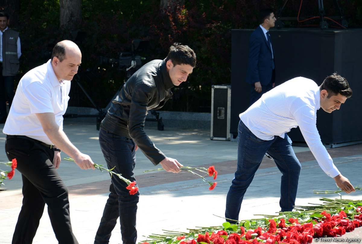 Azerbaijanis mark 93rd birthday anniversary of National Leader Heydar Aliyev (PHOTO)