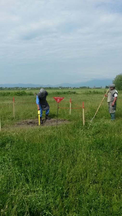 В прифронтовых районах Азербайджана продолжается очистка территории от мин и снарядов (ФОТО)