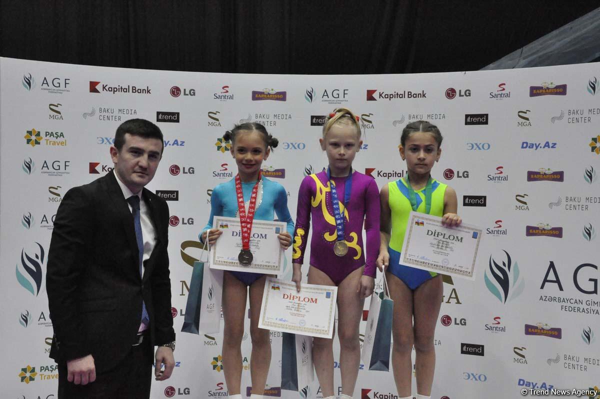 Награждены победители заключительного дня соревнований чемпионата Азербайджана по прыжкам на батуте (ФОТО)