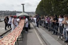 Yeni rekord: İtaliyada 1,8 kilometrlik pizza (FOTO)