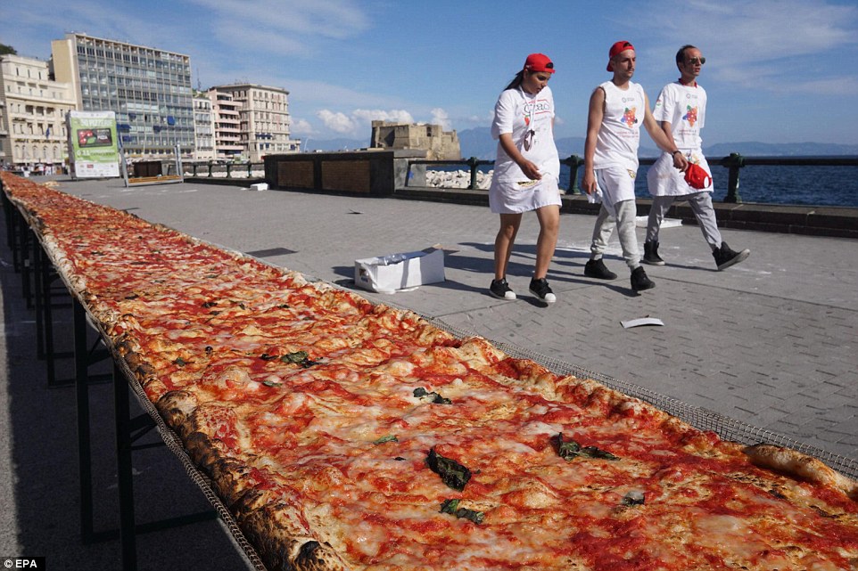 Yeni rekord: İtaliyada 1,8 kilometrlik pizza (FOTO)