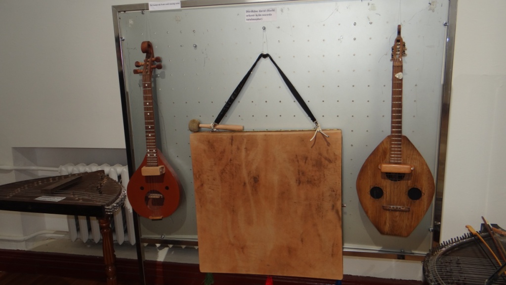 Выставка усовершенствованных музыкальных инструментов в Баку (ФОТО)