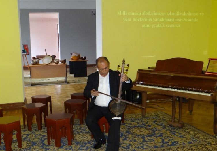 Выставка усовершенствованных музыкальных инструментов в Баку (ФОТО)