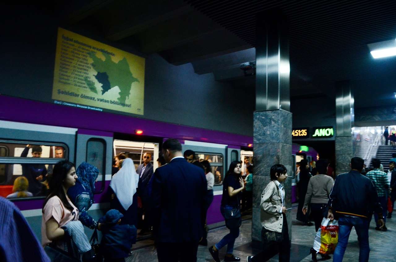 Metro stansiyalarında vətənpərvərliyi əks etdirən  afişalar quraşdırılıb (FOTO)
