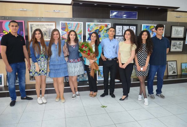 В Баку открылась семейная художественная выставка (ФОТО)