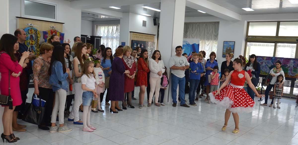 В Баку открылась семейная художественная выставка (ФОТО)