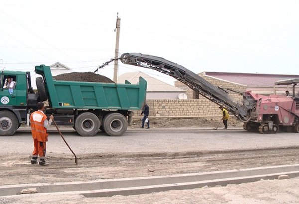 В пригороде Баку ремонтируют дорогу (ФОТО. ВИДЕО)