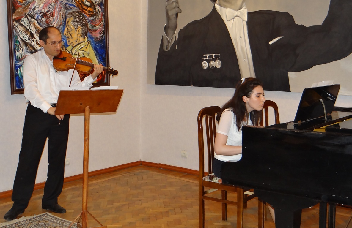 В квартире-музее Ниязи состоялся концерт, посвященный Дню Республики (ФОТО)