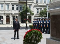 Президент Ильхам Алиев посетил памятник, воздвигнутый в честь Азербайджанской Демократической Республики в Баку (ФОТО)