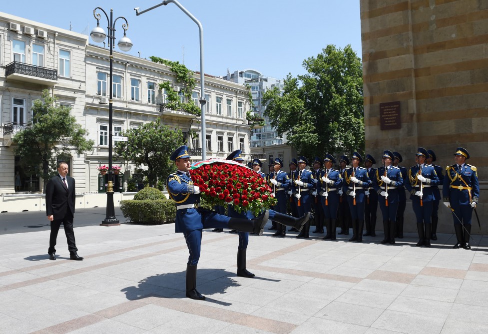 Президент Ильхам Алиев посетил памятник, воздвигнутый в честь Азербайджанской Демократической Республики в Баку (ФОТО)
