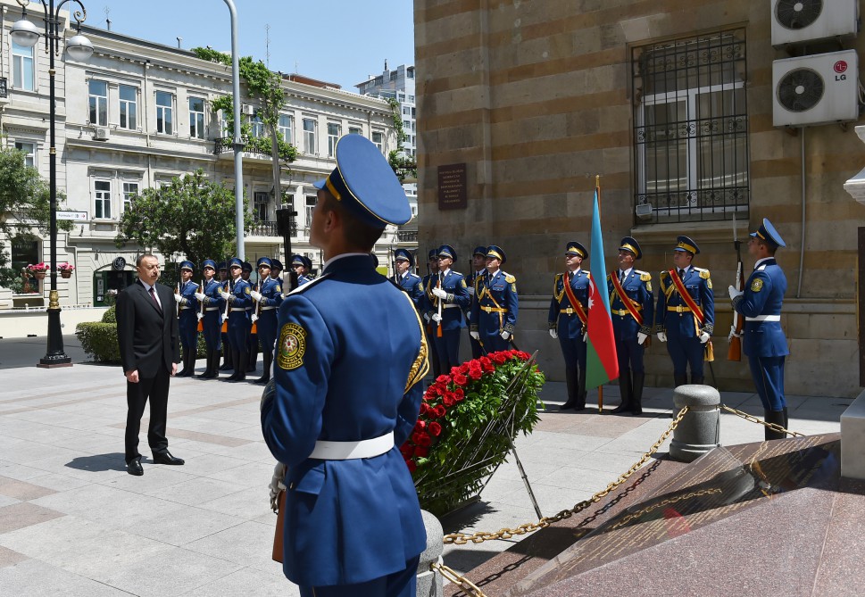 Prezident İlham Əliyev Bakıda Azərbaycan Xalq Cümhuriyyətinin şərəfinə ucaldılmış abidəni ziyarət edib  (ƏLAVƏ OLUNUB) (FOTO)