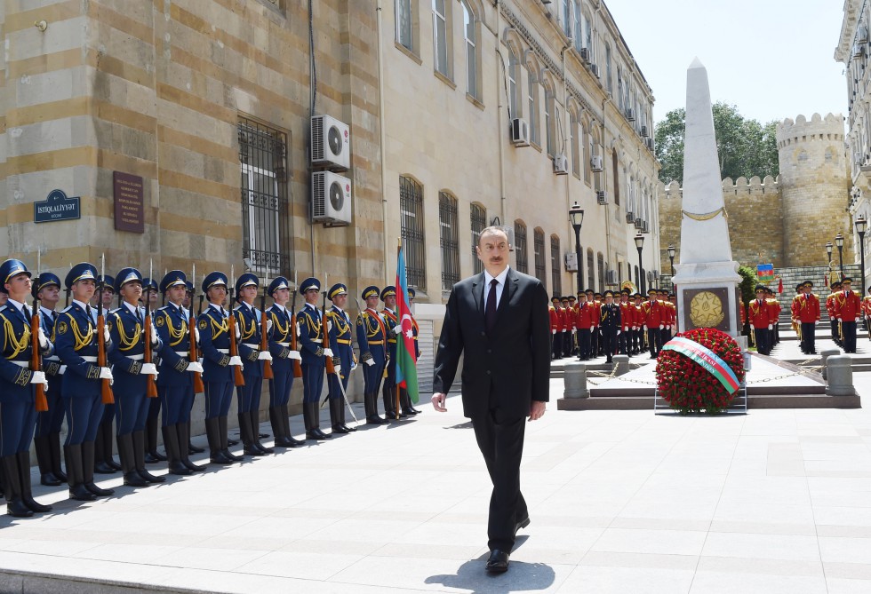 Prezident İlham Əliyev Bakıda Azərbaycan Xalq Cümhuriyyətinin şərəfinə ucaldılmış abidəni ziyarət edib  (ƏLAVƏ OLUNUB) (FOTO)