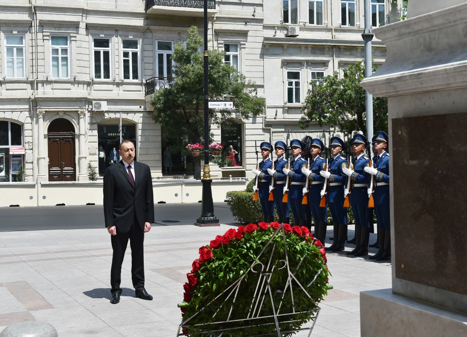 President Aliyev visits memorial of Azerbaijan Democratic Republic (PHOTO)