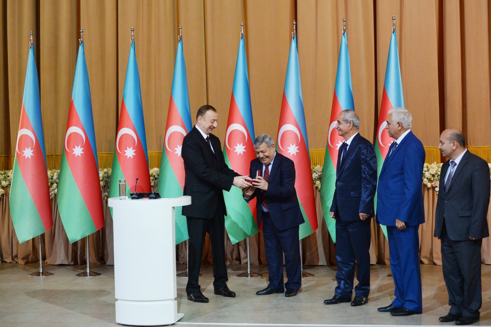 Президент Ильхам Алиев принял участие в официальном приеме по случаю Дня Республики (ФОТО)