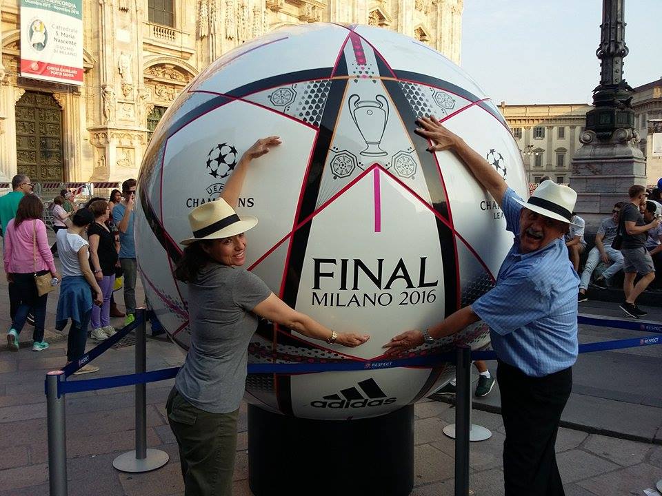 Флаг Азербайджана на Piazza del Duomo – Милан встречает финал Лиги чемпионов (ФОТО)