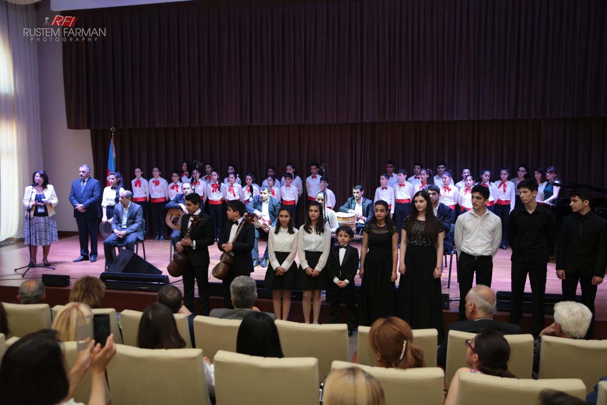 G.Şaroyev adına Musiqi Məktəbi konsert təqdim edib (FOTO)