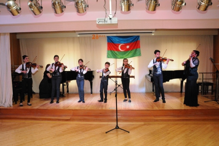 Юные музыканты выступили с концертом, посвященным Дню Республики (ФОТО)