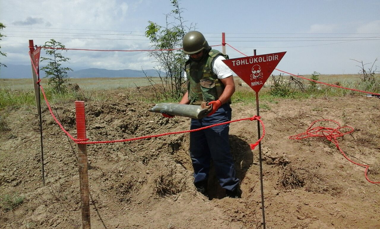 В Агджебединском районе Азербайджана обнаружена противотанковая мина (ФОТО)