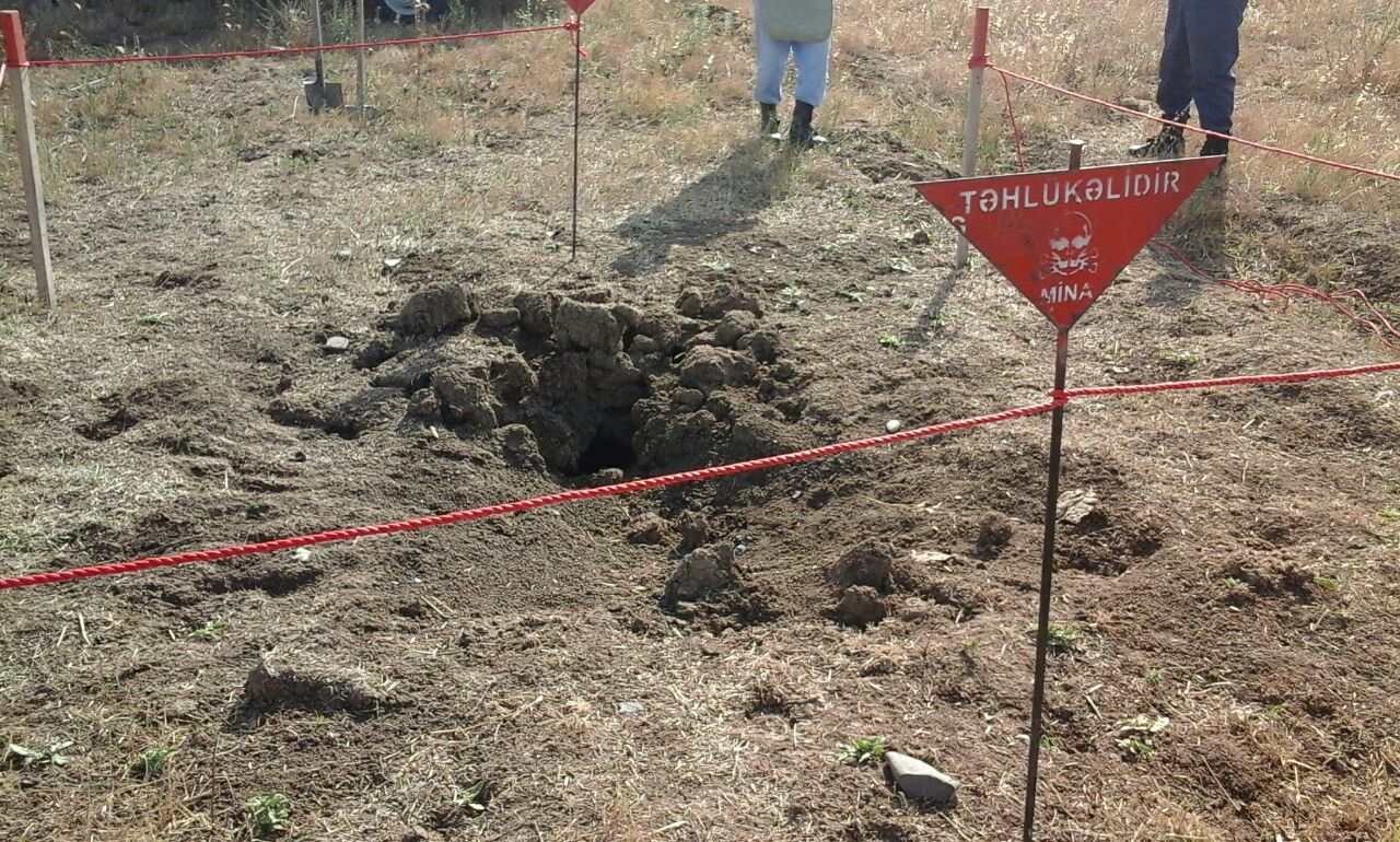 В Агджебединском районе Азербайджана обнаружена противотанковая мина (ФОТО)