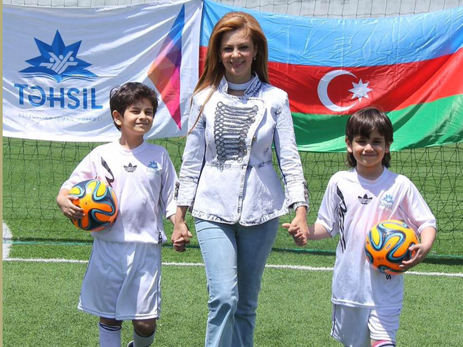 Азербайджанские звезды представили "Футбольный гимн" (ФОТО/ВИДЕО)