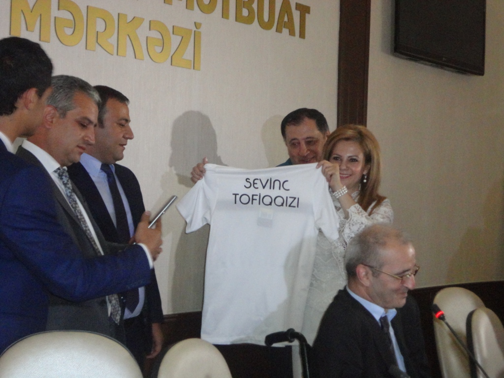 Азербайджанские звезды представили "Футбольный гимн" (ФОТО/ВИДЕО) - Gallery Image