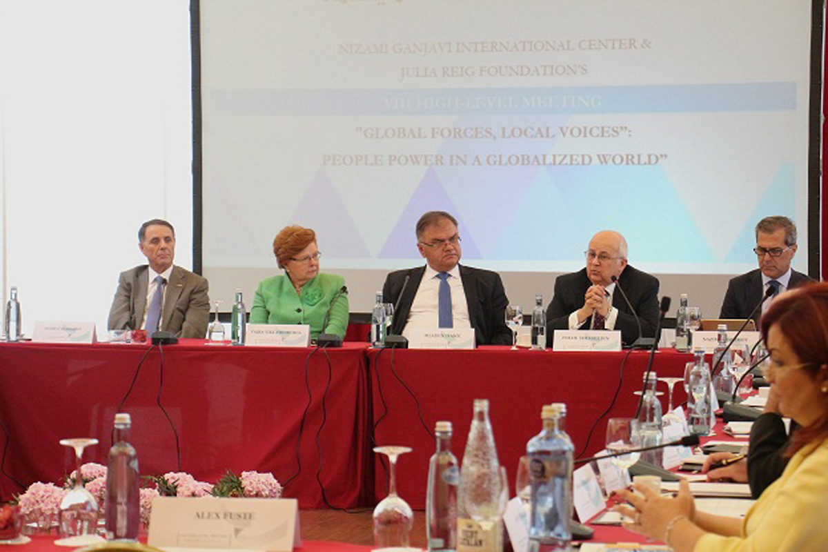 Nizami Gəncəvi Beynəlxalq Mərkəzinin toplantısı davam edir (FOTO)