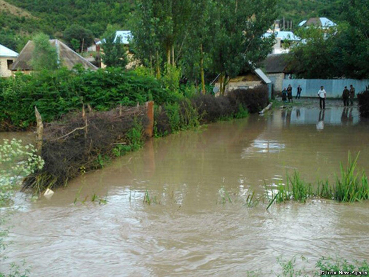 Дожди и сели нанесли ущерб дорогам 20 районов Азербайджана