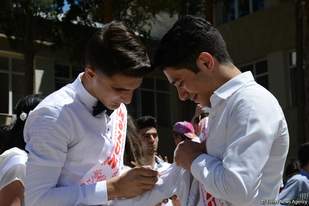 В школах Азербайджана прозвенел «последний звонок» (ФОТО) - Gallery Image