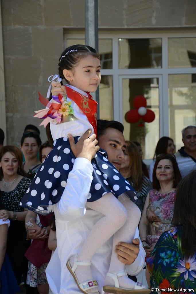 Azerbaycanlı öğrenciler için “son zil” seslendi (Fotoğraf)